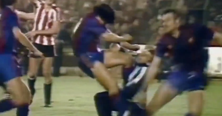 Subastan la famosa camiseta de Maradona de la batalla campal con el Barcelona