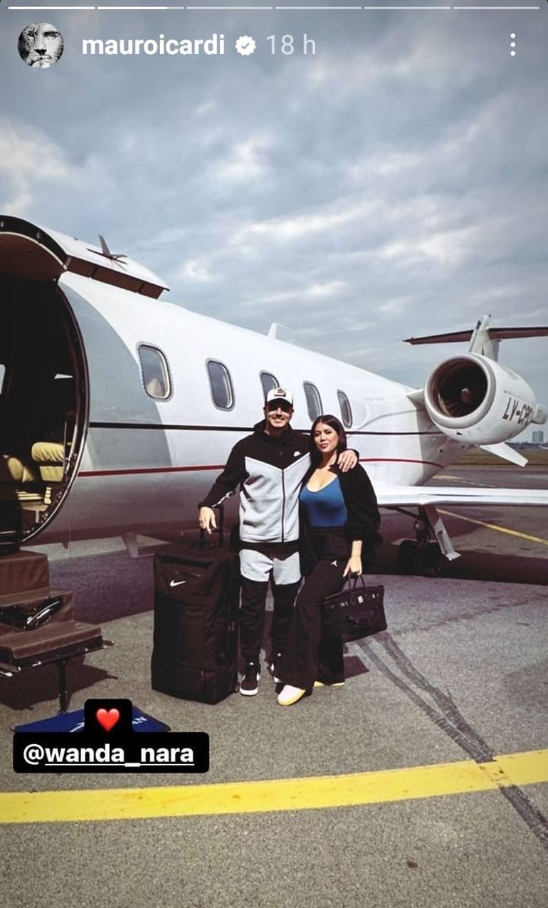 Wanda y Mauro antes de subir al avión privado que los llevó a Brasil. Wanda y Mauro antes de subir al avión privado que los llevó a Brasil.