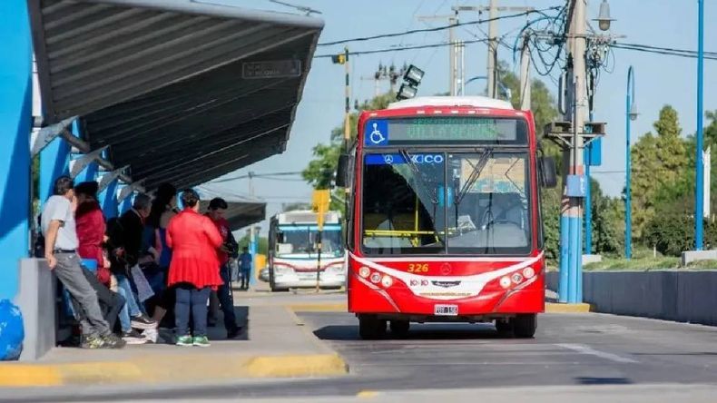 El chofer del Koko sufrió graves heridas cuando acomodó el espejo retrovisor del colectivo. | LM Neuquen El chofer del Koko sufrió graves heridas cuando acomodó el espejo retrovisor del colectivo.