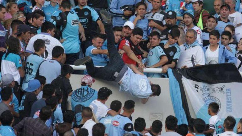 Los hinchas de Belgrano insultaron a Balbo mientras agonizaba en la tribuna