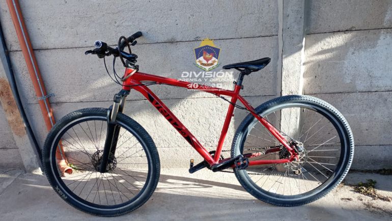 La bicicleta en que se movilizaba el delincuente cuando robó el kiosco. La bicicleta en que se movilizaba el delincuente cuando robó el kiosco.