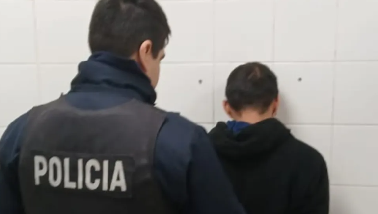 Tras el alerta de los responsables del supermercado, el joven fue detenido por la policía. Tras el alerta de los responsables del supermercado, el joven fue detenido por la policía. 