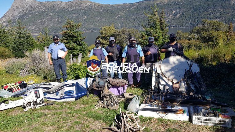 La Policía demoró a tres hombres que se dedicaban a la caza furtiva y secuestró armas, municiones y 15 astas de ciervo.