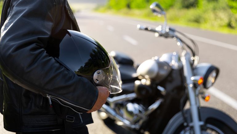 Hay nuevas regulaciones en Argentina para los cascos de moto. Descubrilas.  Foto: Freepik.