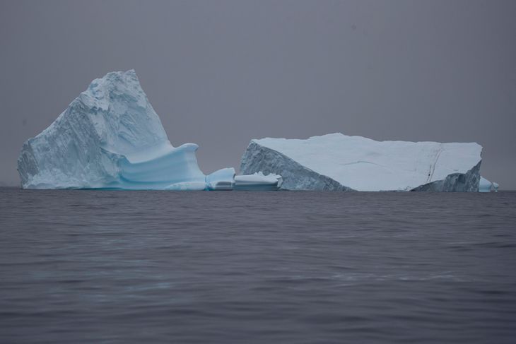 FOTO DE ARCHIVO: Un iceberg flota cerca de la isla Two Hummock, en la Antártida. REUTERS/Ueslei Marcelino/Archivo