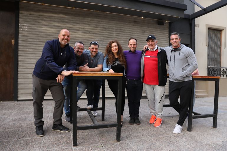 Rodrigo Pena, Andrés Viale, Gustavo Gazzola, Marisa, Kurt, Tío Pérez y Gustavo Viale en lo que el frente de Diagonal 66, en donde actualmente funciona otra disco: Dallas.