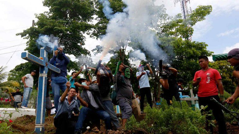 Hombres de civil armados y la policía se tirotearon con opositores.