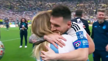 ¿quien es la mujer que entro a la cancha y a la que messi abrazo y beso? ¿quien es la mujer que entro a la cancha y a la que messi abrazo y beso?