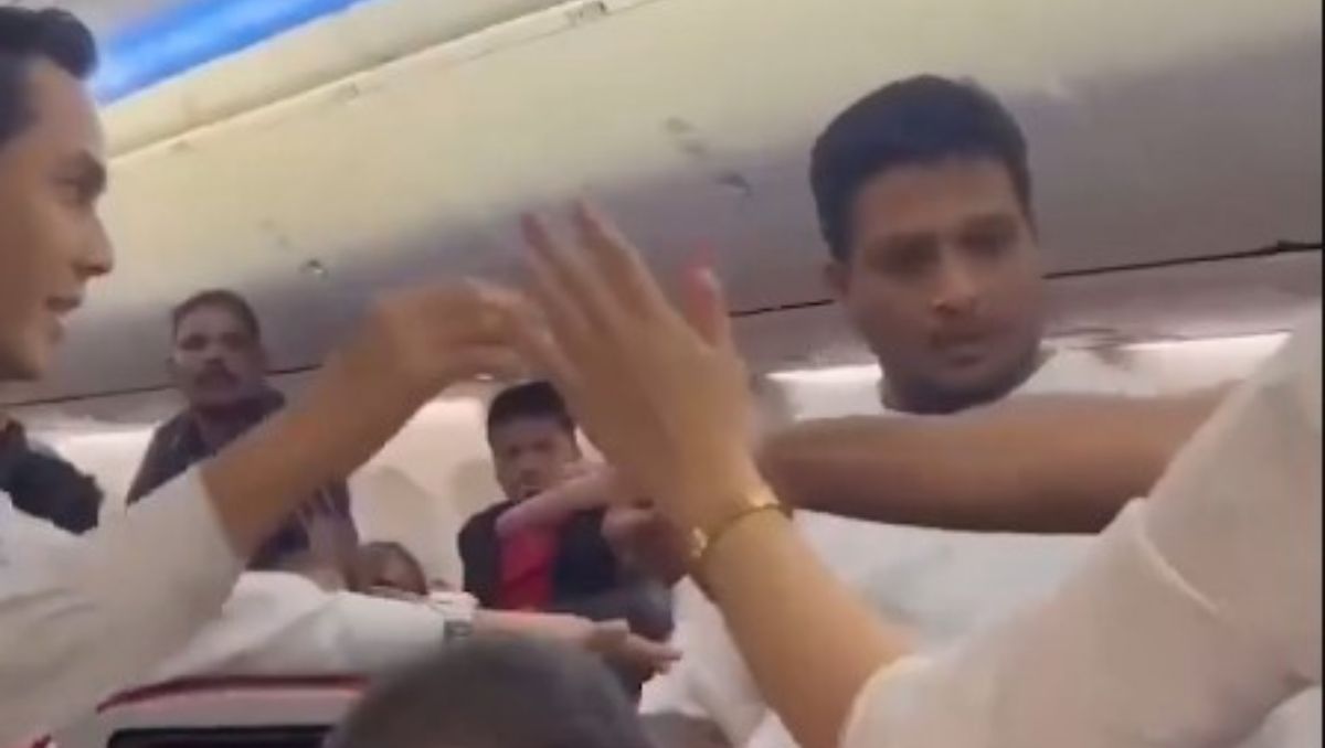 Un ciudadano indio causo pánico en pleno vuelo.