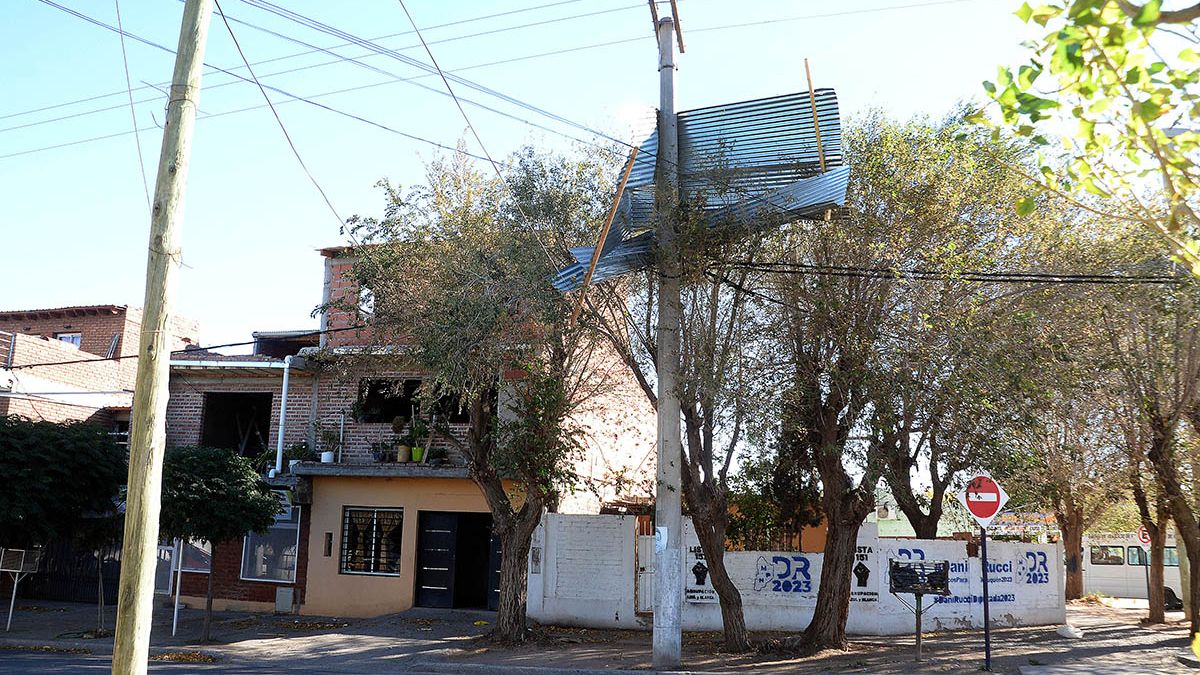 El barrio El Progreso se quedó sin luz por la voladura de un techo thumbnail