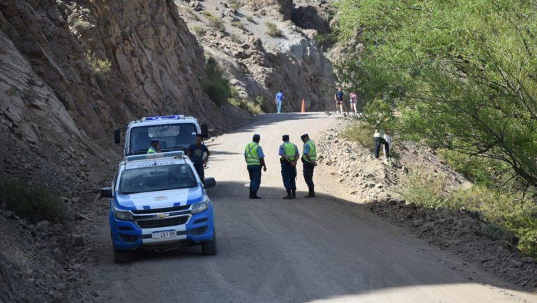 Perdió el control del vehículo, cayó por un barranco y terminó en el río: hay un muerto