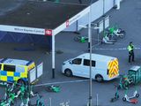 El violento episodio se registró en una estación de tren ubicada unos 80 kilómetros al noroeste de Londres.