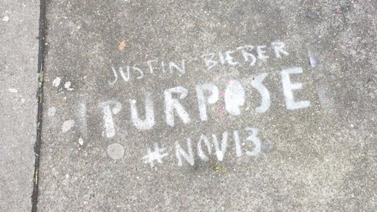 Los grafitis de promoción de Justin.