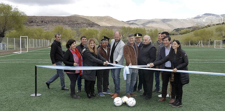Desde ahora, Los Miches cuenta con su cancha de césped sintético. Desde ahora, Los Miches cuenta con su cancha de césped sintético.