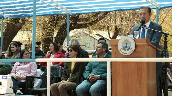 gutierrez presidio el acto de los 103 anos de loncopue con anuncios