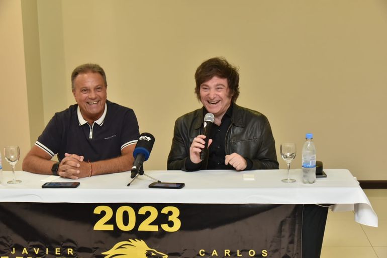 Carlos Eguía y Javier Milei en Neuquén. el periodista, luego de una mañana furiosa, confirmó que seguirá en carrera.