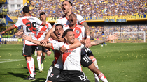 De La Cruz festeja el segundo gol del Superclásico con Enzo Díaz (autor del tanto), Funes Mori y González Pírez. Foto: Télam De La Cruz festeja el segundo gol del Superclásico con Enzo Díaz (autor del tanto), Funes Mori y González Pírez. Foto: Télam