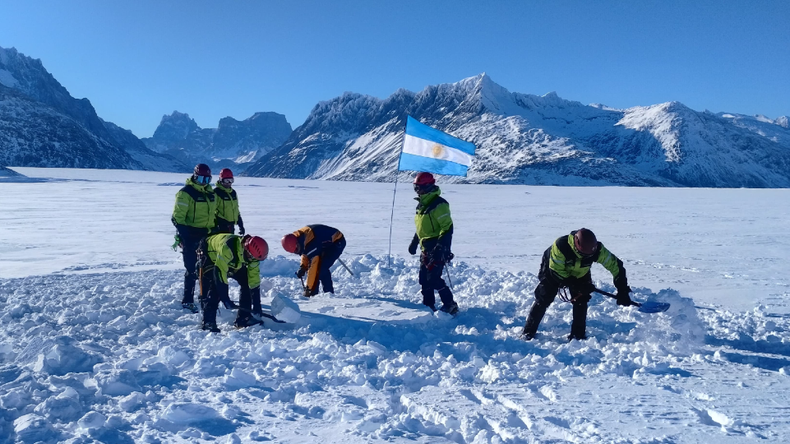 Expedicionarios, en plena tarea en Hielos Continentales. | LM Neuquen Expedicionarios, en plena tarea en Hielos Continentales.