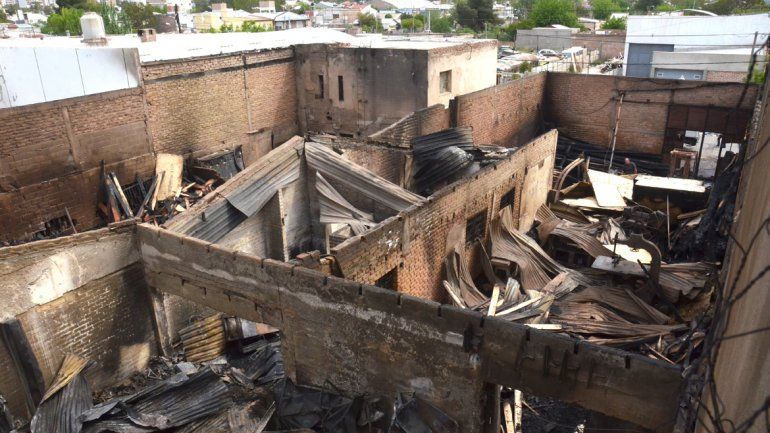 No quedó nada. El fuego arrasó con toda la estructura del local.