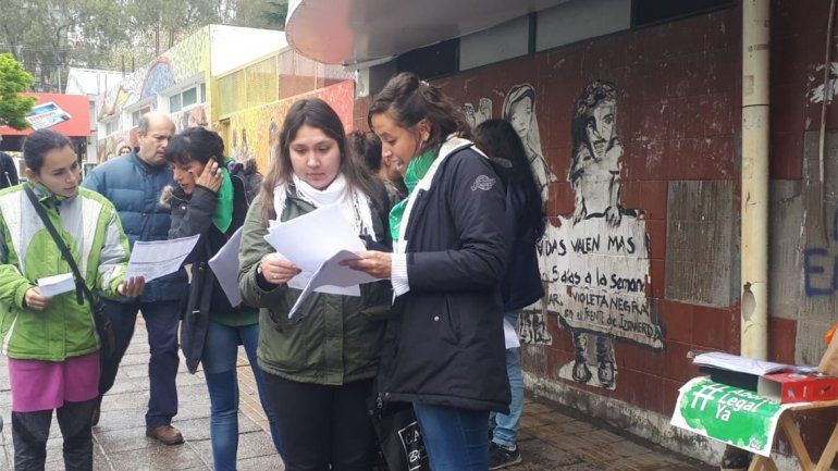 Profesionales del Castro Rendón salieron a la calle a sobre el #abortolegal