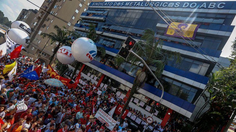 Tensión en Brasil: se dilata la entrega de Lula