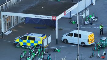 El violento episodio se registró en una estación de tren ubicada unos 80 kilómetros al noroeste de Londres. El violento episodio se registró en una estación de tren ubicada unos 80 kilómetros al noroeste de Londres.