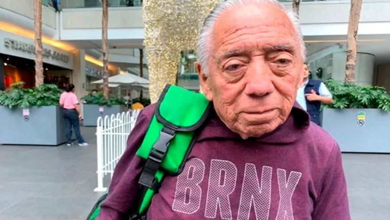 Tiene 74 años y trabaja de delivery pero lo hace a pie