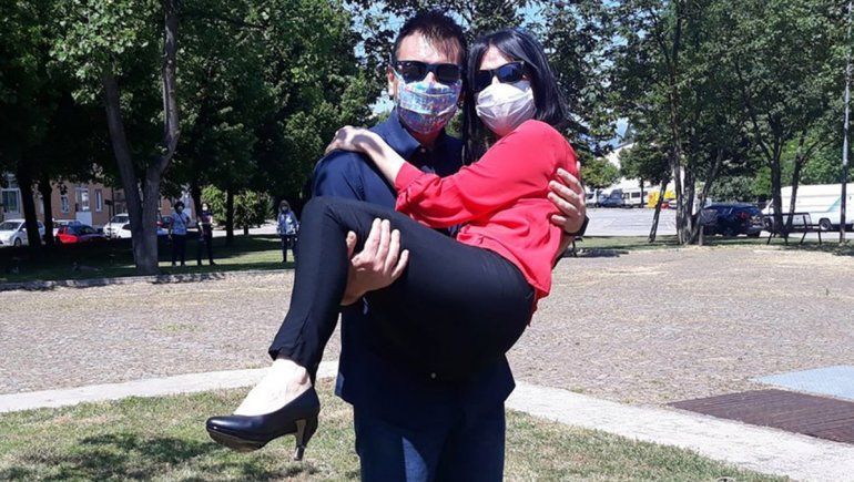 Italia: enamorados en el balcón contaron su primera cita