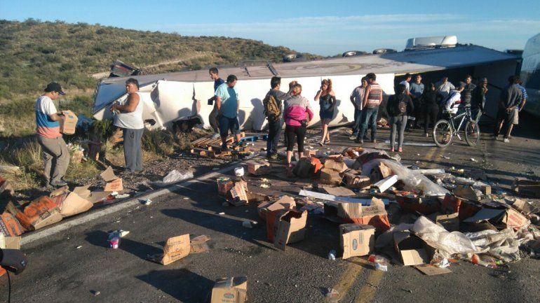 Volcó un camión en la Ruta 151 y los vecinos aprovecharon para llevarse la carga