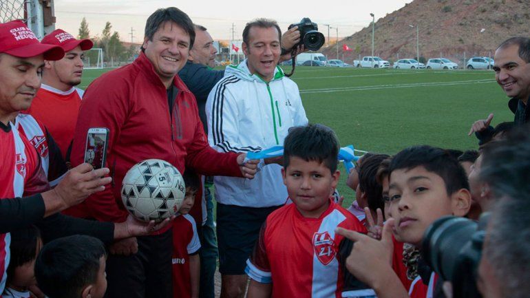 Gutiérrez inauguró una cancha de césped sintético en el barrio Z1