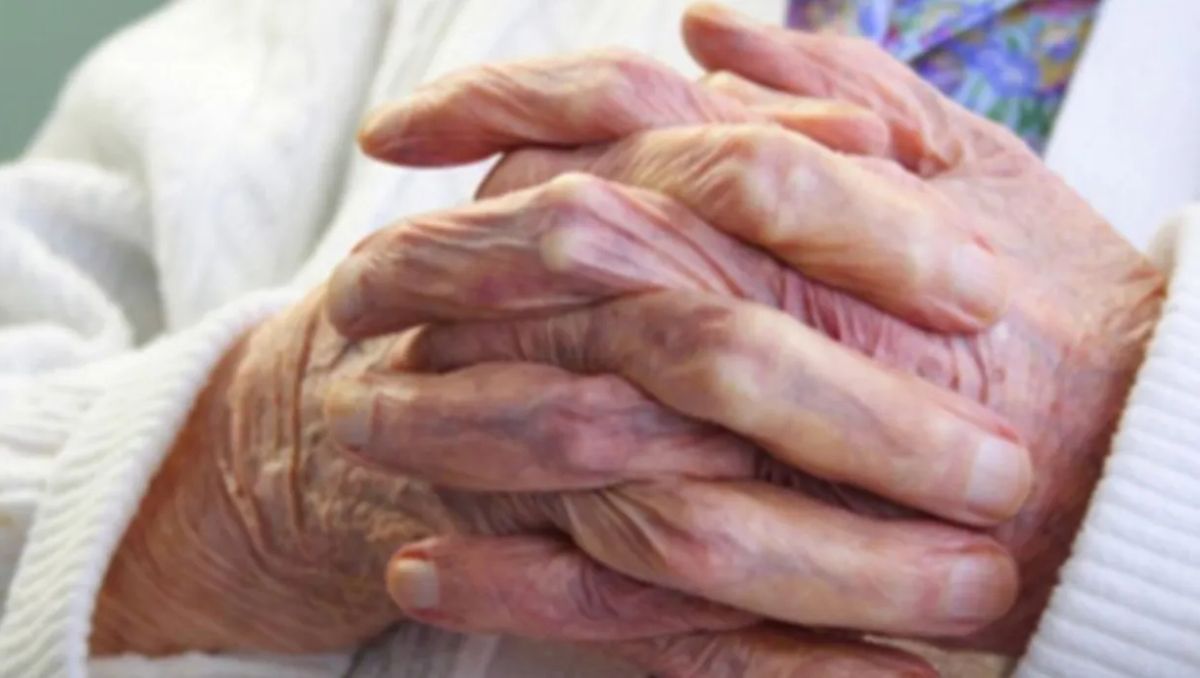 El dramático derrotero de una mujer para cobrar la jubilación: Me pidieron que lleve a mi mamá postrada al banco