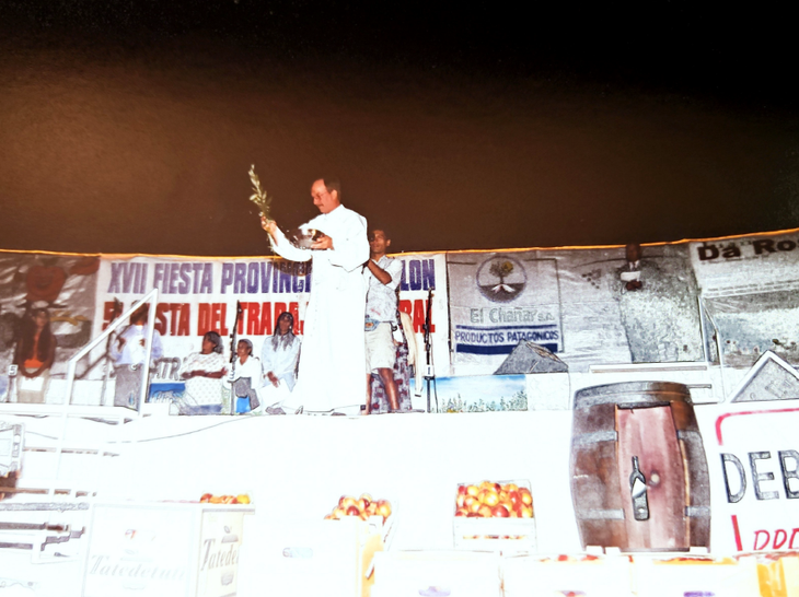 Bendición de los frutos: El acto simbólico que marca el inicio de la fiesta, agradeciendo la generosidad de la tierra y el esfuerzo de los productores. Bendición de los frutos: El acto simbólico que marca el inicio de la fiesta, agradeciendo la generosidad de la tierra y el esfuerzo de los productores.