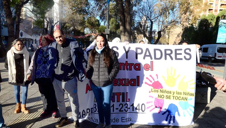 Reclamo y protesta de familias de los jardines con denuncias