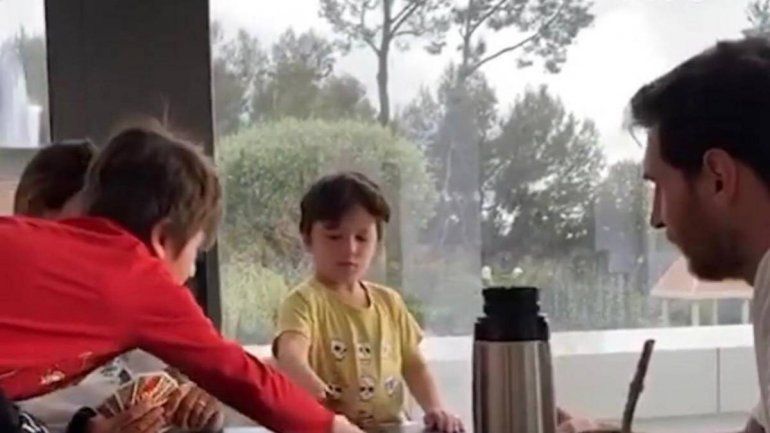 El divertido video de Messi y familia timbeando en Barcelona