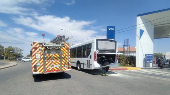 Susto en un colectivo de la empresa Pehuenche que se incendió en pleno viaje
