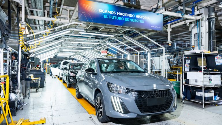 El Peugeot 208 Híbrido al salir de la línea de montaje de la planta en El Palomar. Foto: Stellantis. El Peugeot 208 Híbrido al salir de la línea de montaje de la planta en El Palomar. Foto: Stellantis.