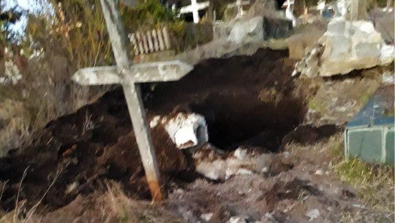 Abrieron la tumba de su padre por error y ahora exige una disculpa