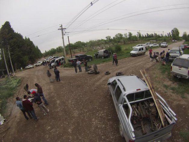 Los productores frutícolas en asamblea definieron continuar con la protesta hasta que sean atendidos sus reclamos.&nbsp;