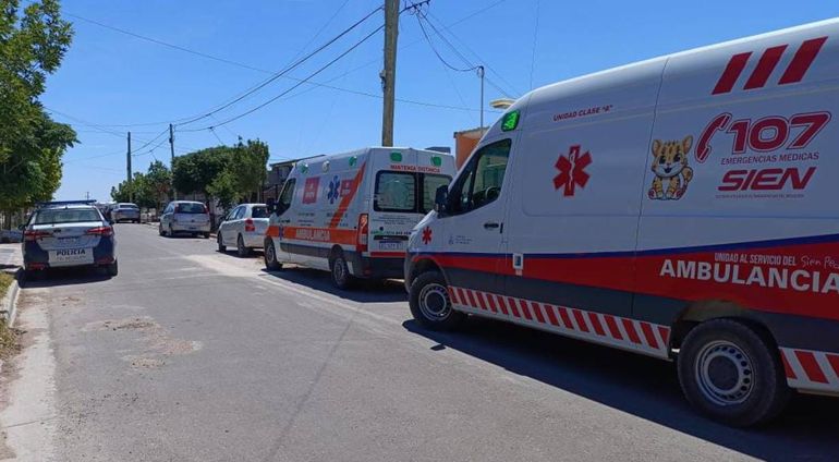 Varias ambulancias del SIEN confluyeron en el lugar del riesgoso escape de gas.
