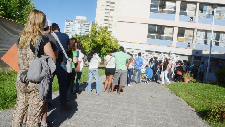 Ayer se observaron extensas colas de padres en busca de un lugar en algunos de los jardines públicos de la ciudad.