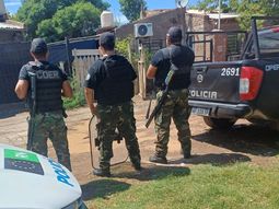 Efectivos del Coer se sumaron al operativo encabezado por personal de la Comisaría 26 de Fernández Oro. Efectivos del Coer se sumaron al operativo encabezado por personal de la Comisaría 26 de Fernández Oro.