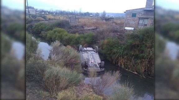 Realizó una mala maniobra y terminó adentro de un canal