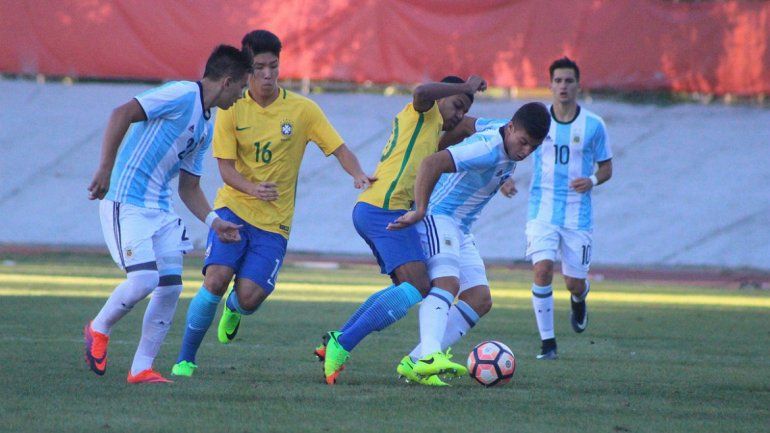 Argentina, ya eliminada del Sudamericano, perdió con Brasil por 2-0