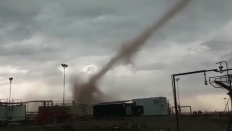 Video: un tornado sorprendió a petroleros en un yacimiento