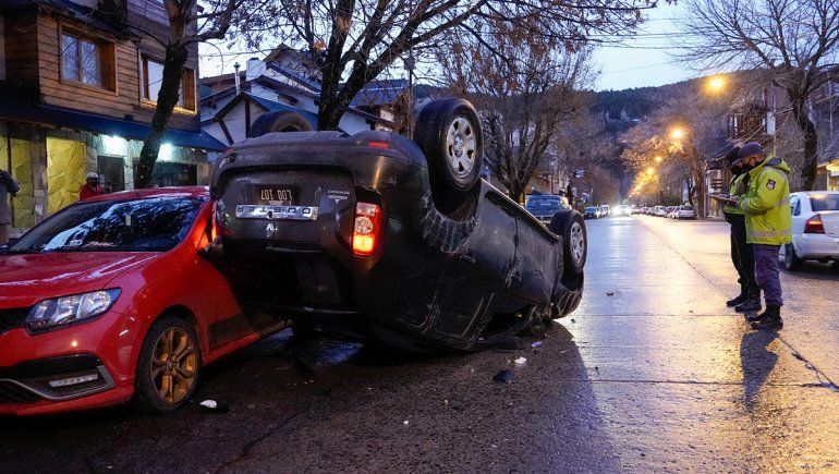 San Martín: chocaron dos autos estacionados, volcaron y se fugaron