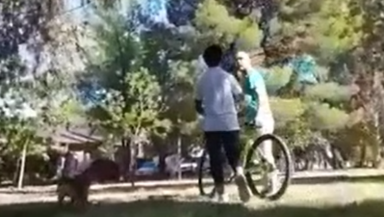 Le pegó una cachetada a un adolescente y le sacó la bici