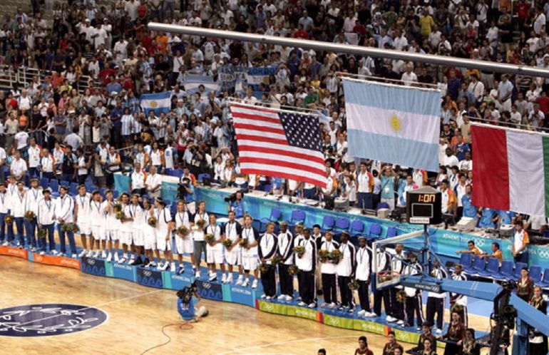 El podio del básquet masculino en Atenas 2004. Argentina ganándole a Estados Unidos y a Italia con jugadores surgidos de su Liga Nacional