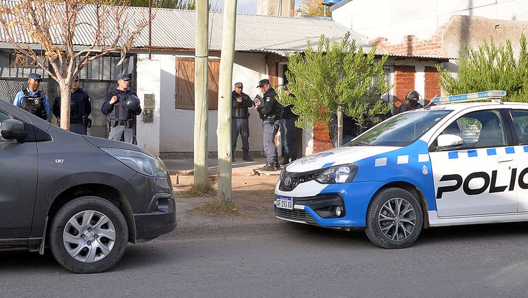 Le balearon la casa y tiraron una molotov: hay cuatro detenidos
