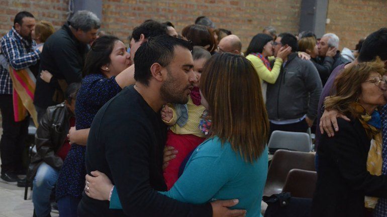 Abrazos y besos en una iglesia para afianzar la familia