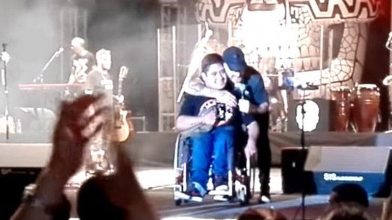 Rolo Sartorio invitó al fan al escenario para cantar un tema.